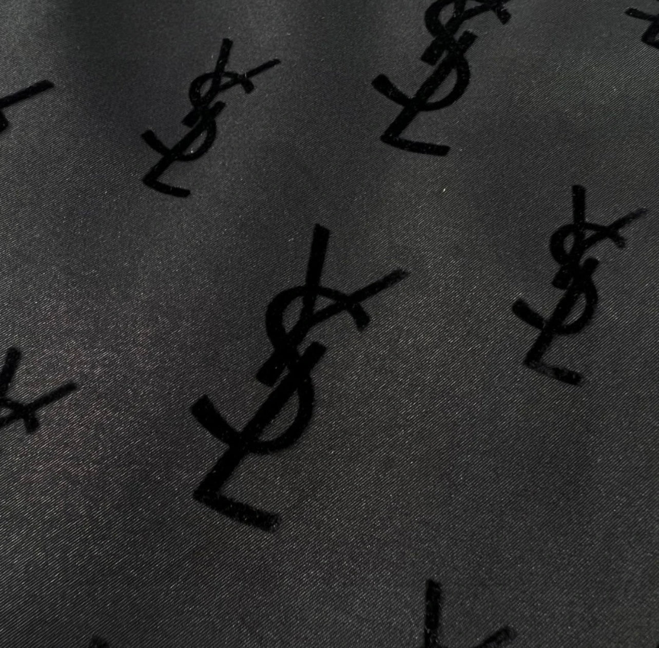 L'Élégance Noire Façon YSL
